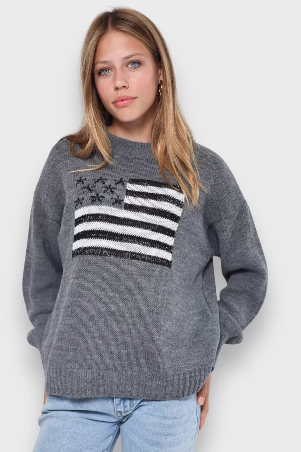 pull_drapeau_paillete_gris_3-1.webp Pull "Drapeau Paillete" Gris*Meet Me There Clearance