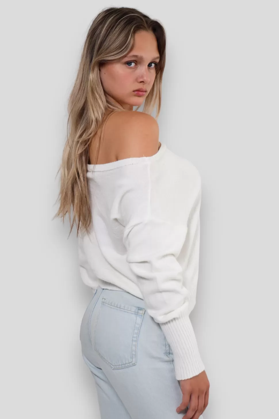 pull_une_epaule_blanc_2-1.webp Pull "Une Epaule" Blanc*Meet Me There Outlet